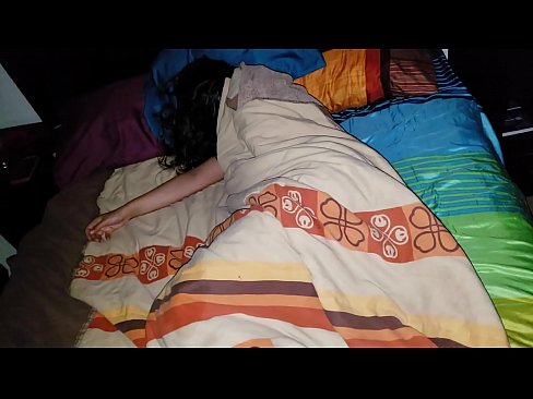 ❤️ Fillastro reprendendo á súa nova madrasta mentres ela dorme. Super sexo en nós ☑