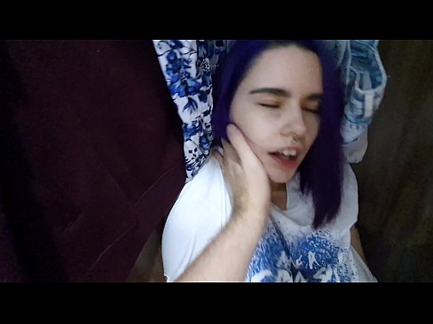 ❤️ Atopo a miña irmá no armario e axudouna a correrse Super sexo en nós ☑